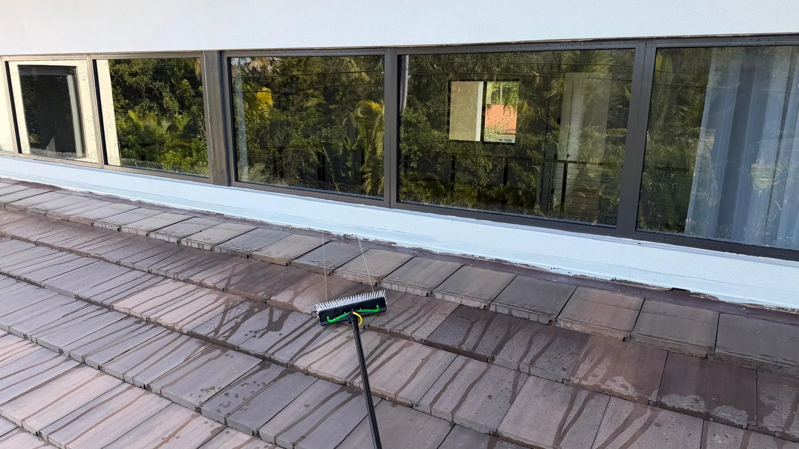 Fibratto squeegee work across a residential window run during service